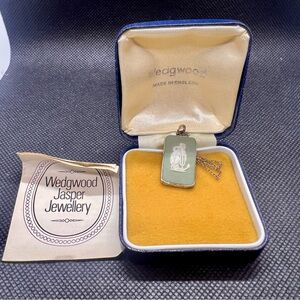 Vtg JW Wedgwood Jasperware Sage Green Cameo Pendant Sterling Silver Necklace IOB